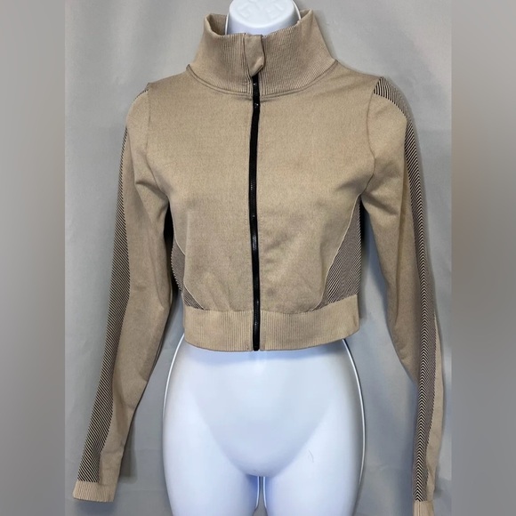 Cropped Workout Athletic Jacket Sz M Textured Full Zip Mock Neck Black Tan‎ Crop - Picture 1 of 9